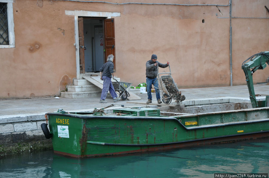 Баржа для строительного мусора. Венеция, Италия