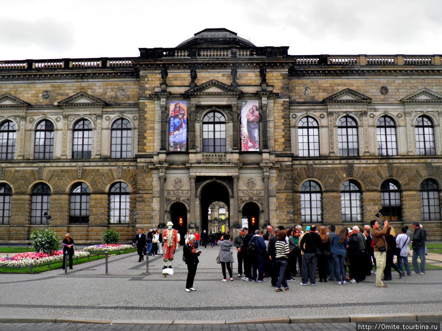 Вход в галерею Старые мастера — более известная как Дрезденская картинная галерея. В сентябре 2011 года в честь визита папы Римского открылась выставка, на которую привезена из Ватикана картина Мадона ди Фолигно Рафаэля. Дрезден, Германия