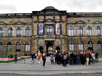 Вход в галерею Старые мастера — более известная как Дрезденская картинная галерея. В сентябре 2011 года в честь визита папы Римского открылась выставка, на которую привезена из Ватикана картина Мадона ди Фолигно Рафаэля.