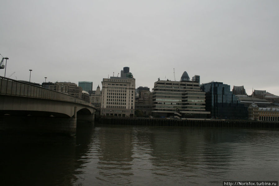 А прямо и чуть правее от моста — Сити Лондон, Великобритания