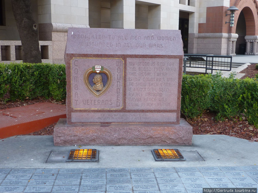На гранитных камнях написано, что посвящено храбрым ветеранам, раненым в разных войнах