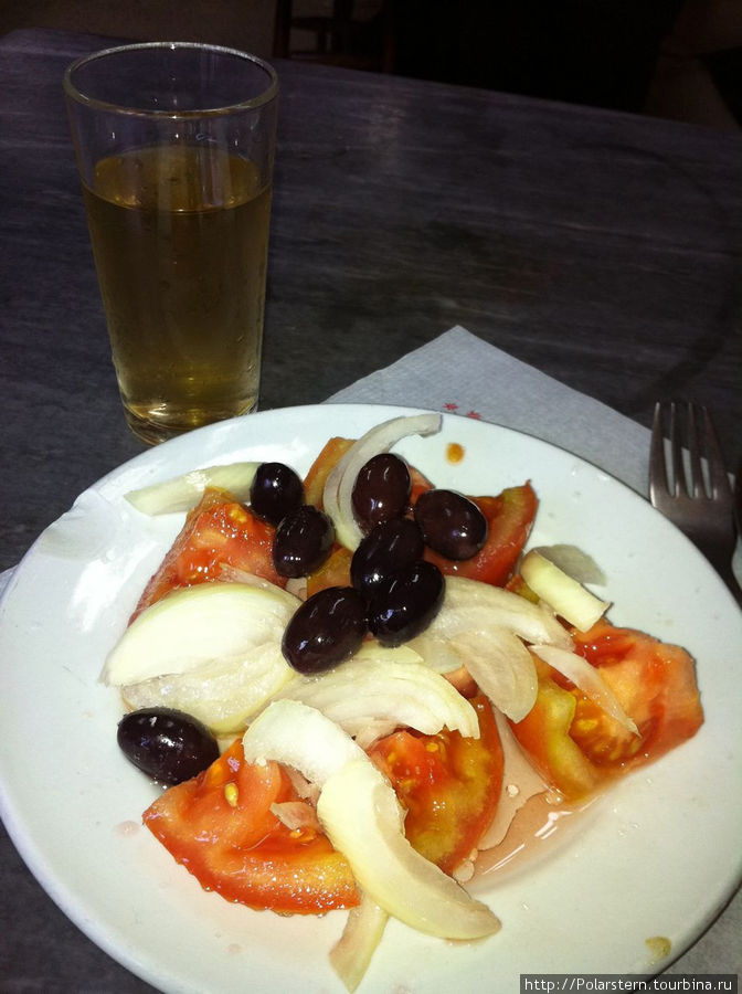 салат из томатов с луком и оливками/стакан белого вина