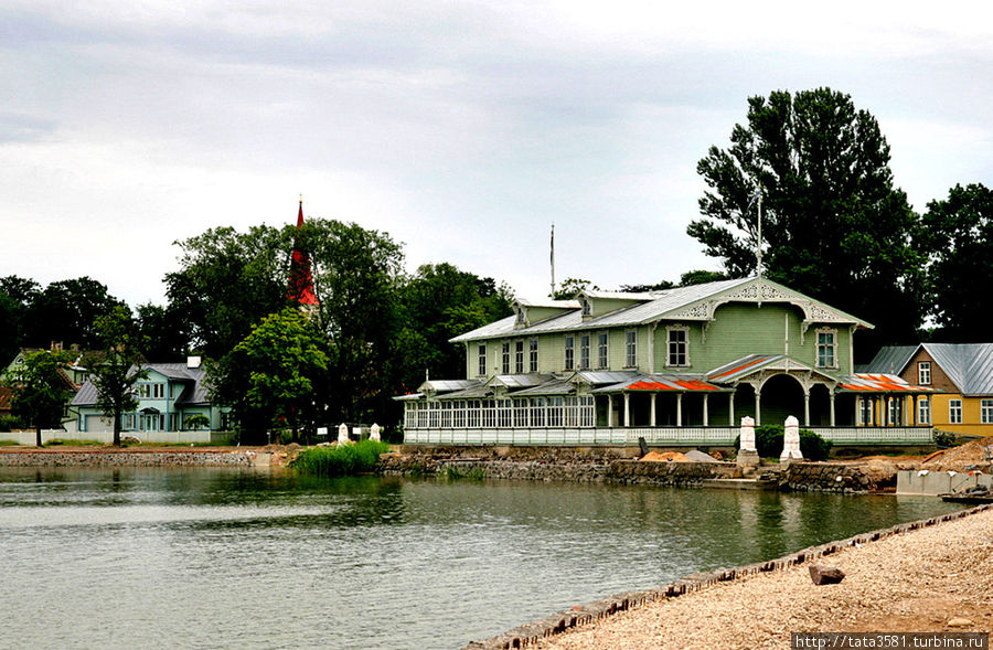 Жемчужиной набережной является Курзал — летний ресторан, построенный в 1898 году и украшенный ажурной деревянной резьбой.