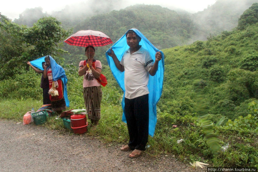 Торговцы — работают даже в дождь Лаос