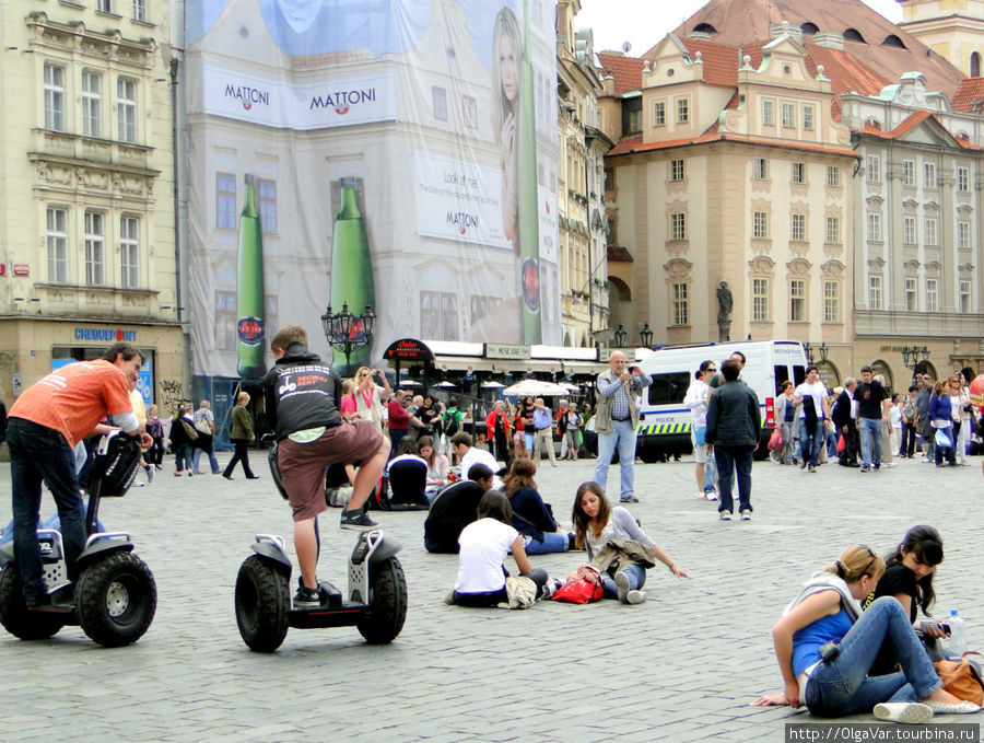 Многие вообще не торопились куда-то ехать, а просто общались друг с другом, поддавшись общей ленности, царившей на площади Прага, Чехия