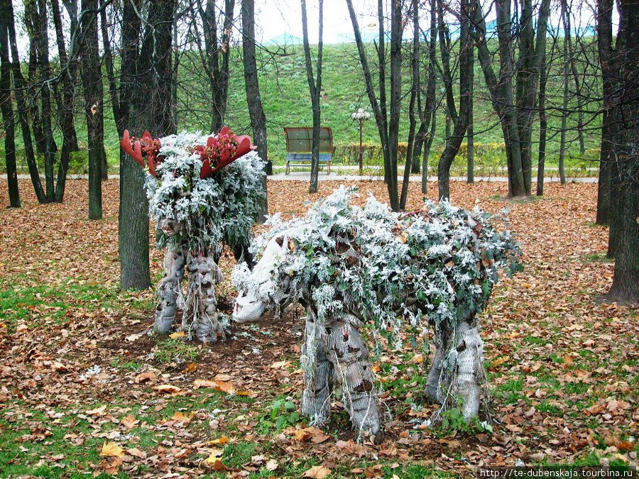 Скульптуры лосей из растений переносят горожан и гостей Дмитрова в сказочную обстановку зоны отдыха для детей.