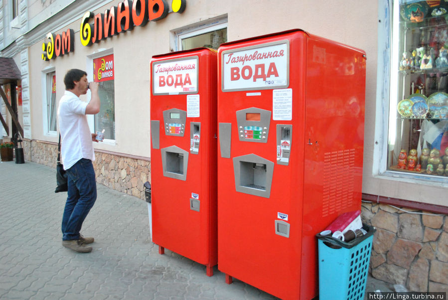 На пешеходной улице Баумана установили новые автоматы с газировкой дизайна эпохи СССР. Казань, Россия