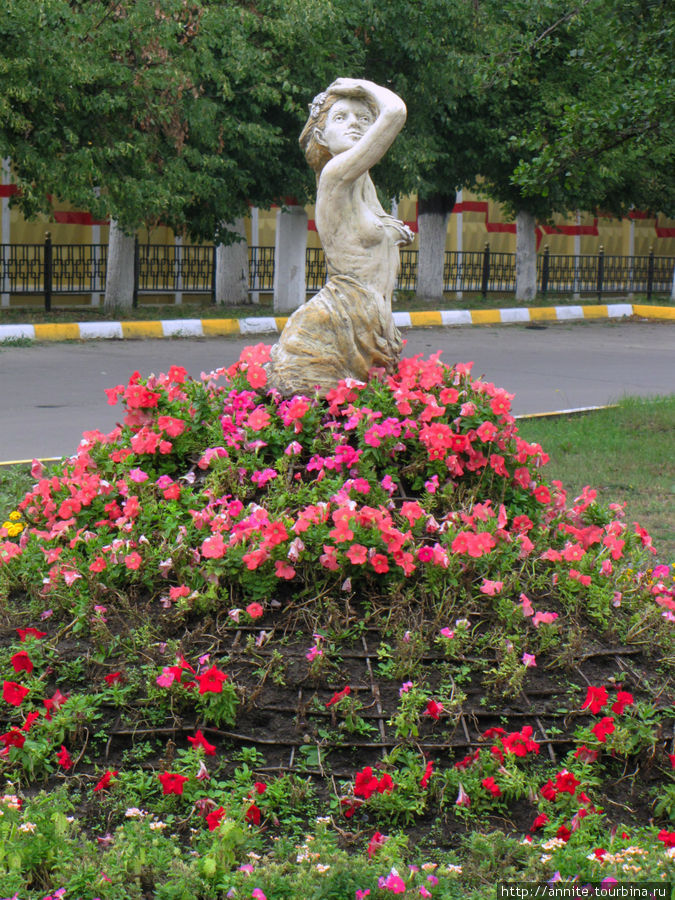 По задумке скульптора у гипсовой феи развевается цветочная юбка. Раменское, Россия