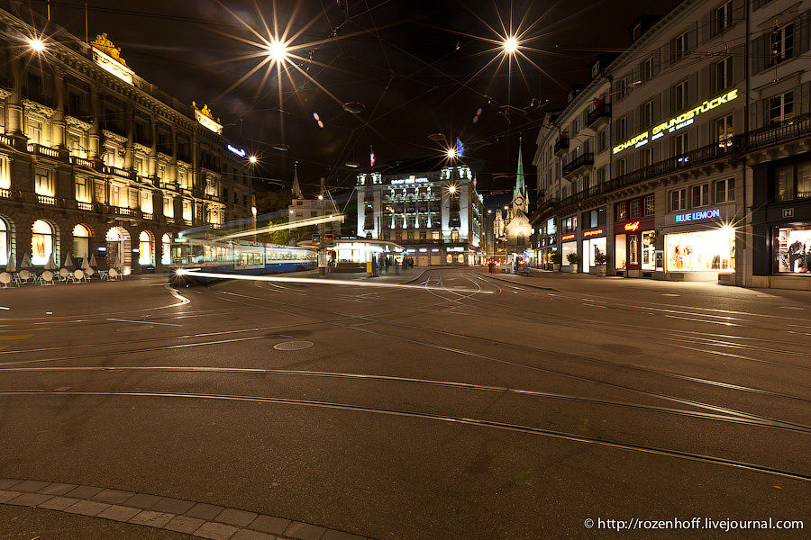 Парадеплац — центральная площадь. За мной — здание банка UBS, влево — здание Credit Suisse (эти собаки отказали мне в свое время в открытии счета). Цюрих, Швейцария