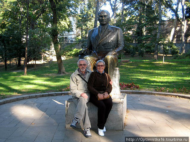 А это мы с Ататюрком. Стамбул, Турция