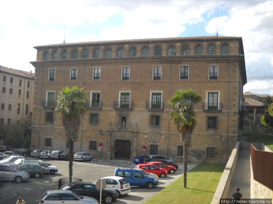 Фасад дворца Памплона, Испания