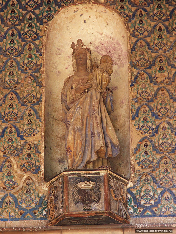 Статуя св. Девы Марии с Иисусом-младенцем. Очевидно, вставленная туда королями-католиками. Гранада, Испания