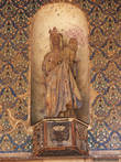 Статуя св. Девы Марии с Иисусом-младенцем. Очевидно, вставленная туда королями-католиками.