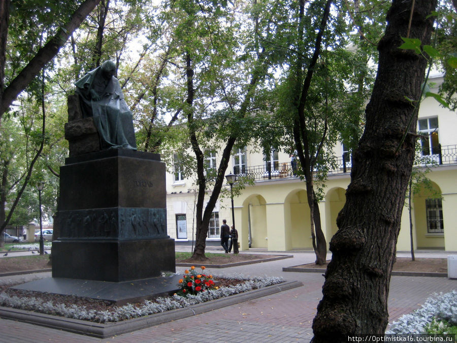 Памятник Н.В. Гоголю Москва, Россия