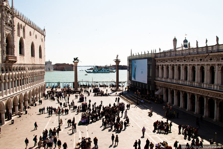 Ближе к воде возвышаются две колонны. На одной из них — крылатый лев, символ Венеции, на второй статуя св. Теодора, одного из покровителей города. Венеция, Италия