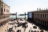Ближе к воде возвышаются две колонны. На одной из них — крылатый лев, символ Венеции, на второй статуя св. Теодора, одного из покровителей города.