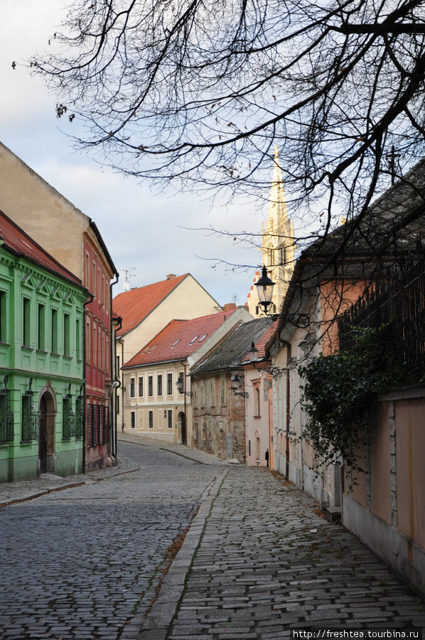 По Капитульской улице, мимо Фаерской — и на самый Вршок, старинный переулок на возвышенности (Na Vrsku). Братислава, Словакия