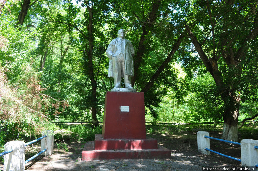 Памятник Ленину скромно стоит в зарослях Терекли-Мектеб, Россия