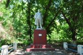 Памятник Ленину скромно стоит в зарослях