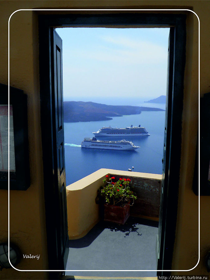 Вид на кольдеру с круизным лайнером Остров Санторини, Греция