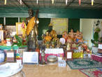 Алтари в храме Wat Saparam.