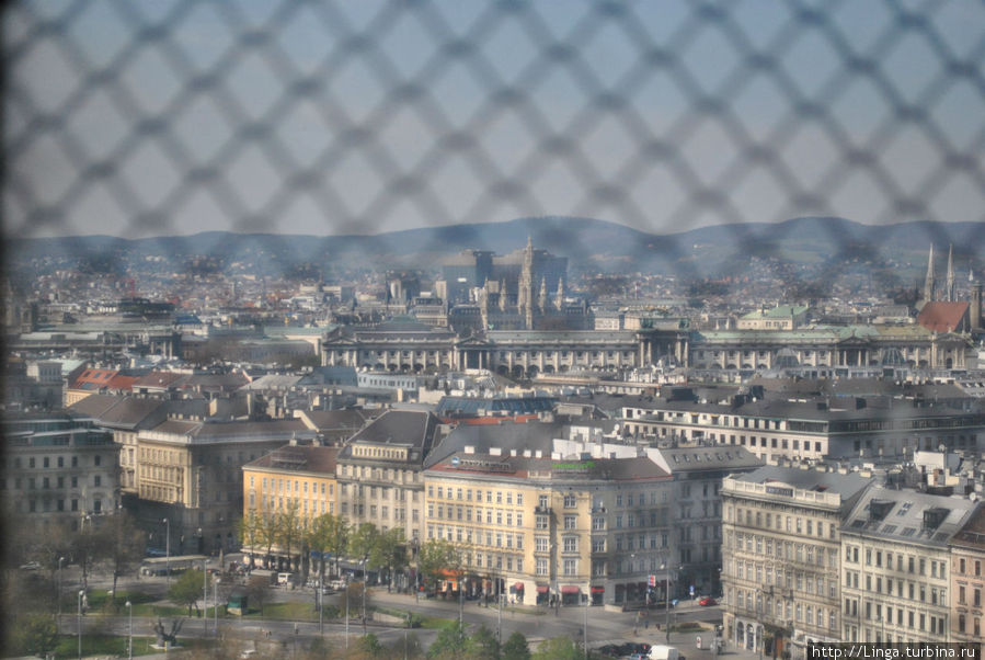 На смотровой площадке под куполом. Нарушает  прекрасную панораму города защитная сетка на окнах. Вена, Австрия