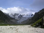 Вид на зеленую гостиницу по возвращении назад... 
Из видимых гор самой простой для альпинистов здесь считается Трапеция, она по центру, также видно как свисает один из ледников.