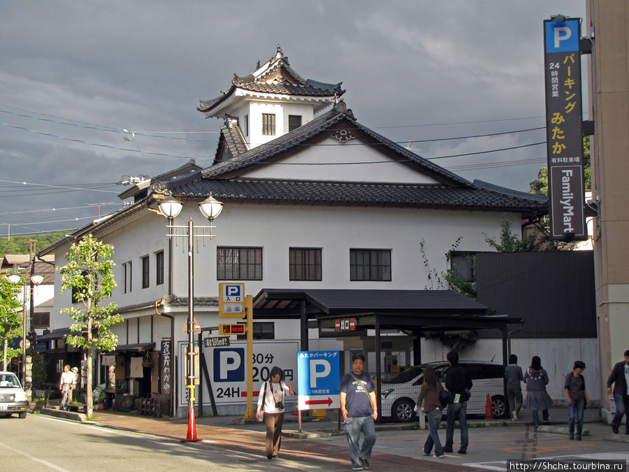 С виду — дворец или храм. На самом деле очень типичный дом, мы таких потом встречали десятки Такаяма, Япония
