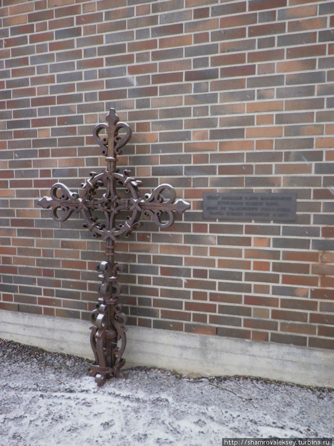 Крест старой деревянной церкви. на месте которой была построена Церковь Креста Лахти, Финляндия