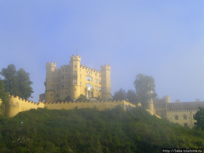 Замок Хоэншвангау в утреннем тумане Швангау, Германия