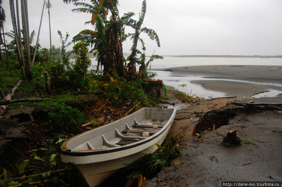 Такие лодки с мотором используются в качестве средств передвижения. Их называют диньги (ударение на первое и) Провинция Галф, Папуа-Новая Гвинея