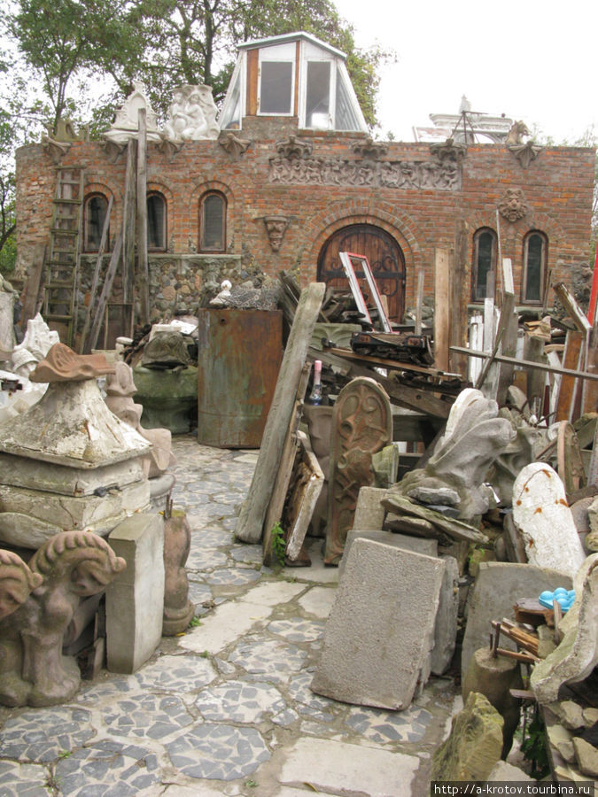 Весь двор дома, сам дом — и говорят, что и внутренность дома — заполнены полуфабрикатами и продуктами его работ, этого скульптора Луцк, Украина