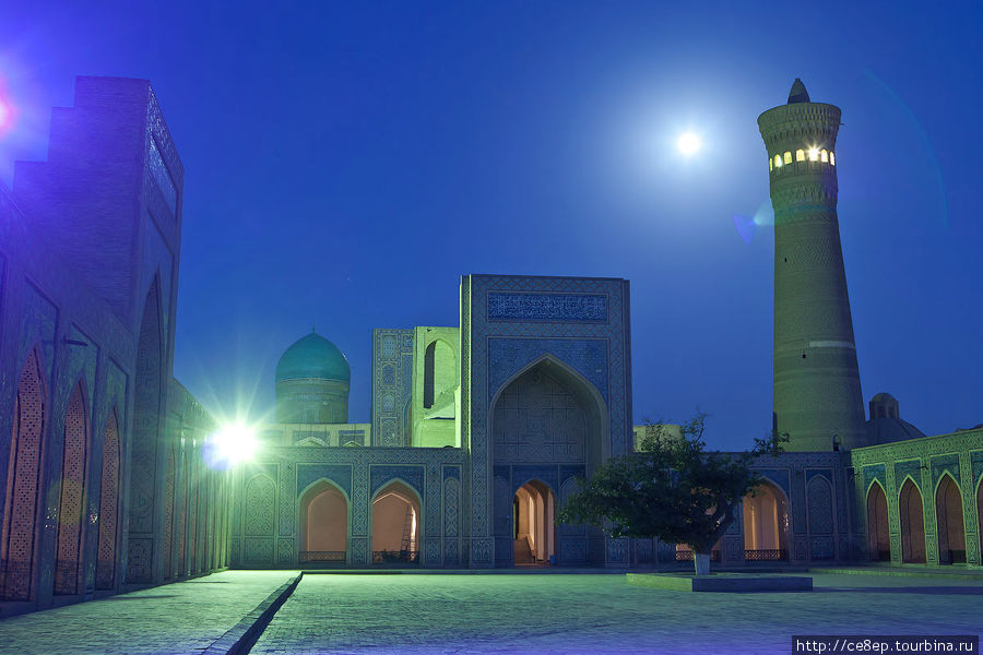 Медресе изнутри ночью Бухара, Узбекистан