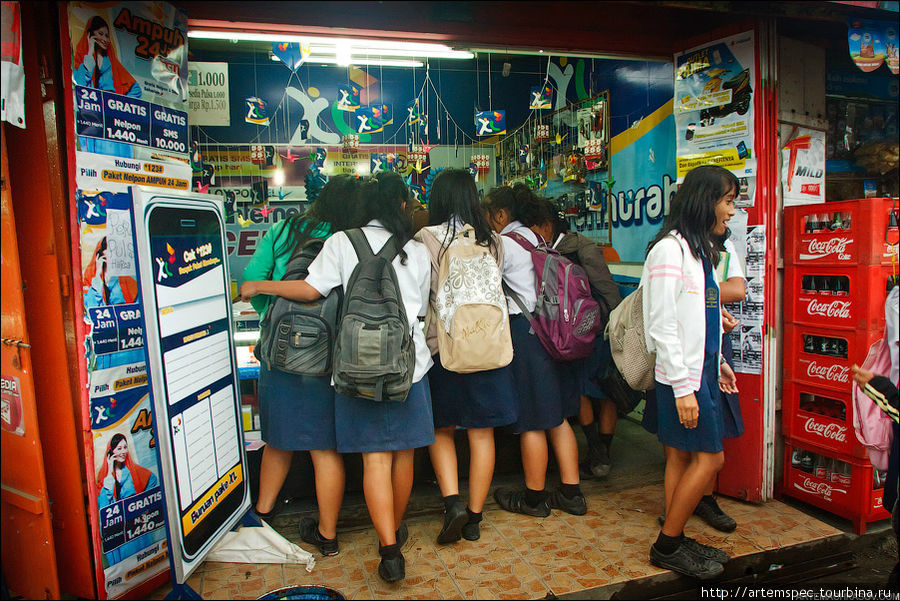 Школьницы в салоне связи. Берастаги, Индонезия