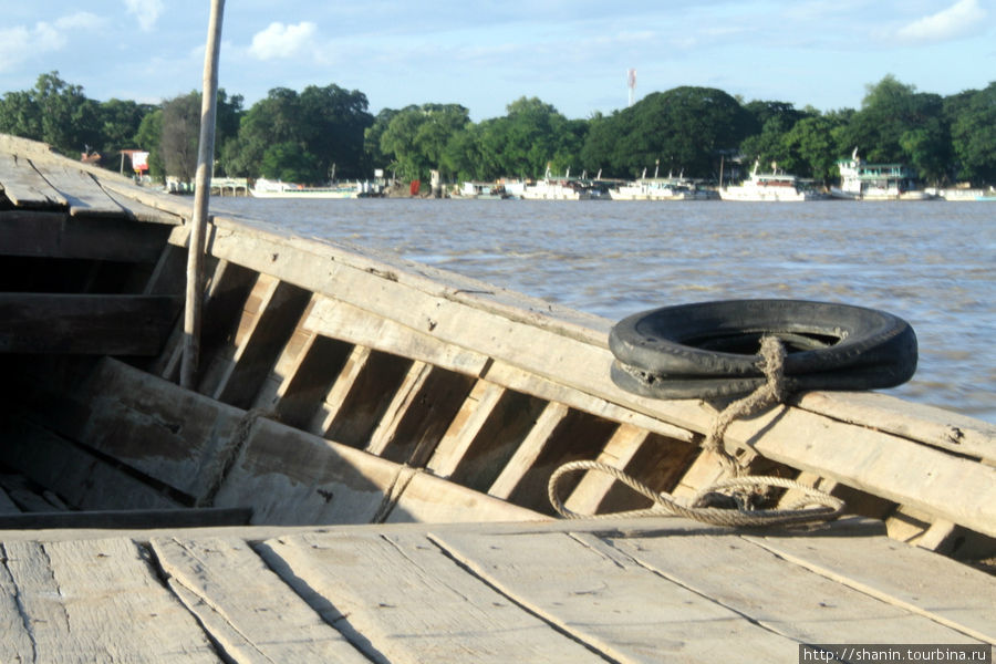 Деревянная лодка на реке Чиндвин Монива, Мьянма
