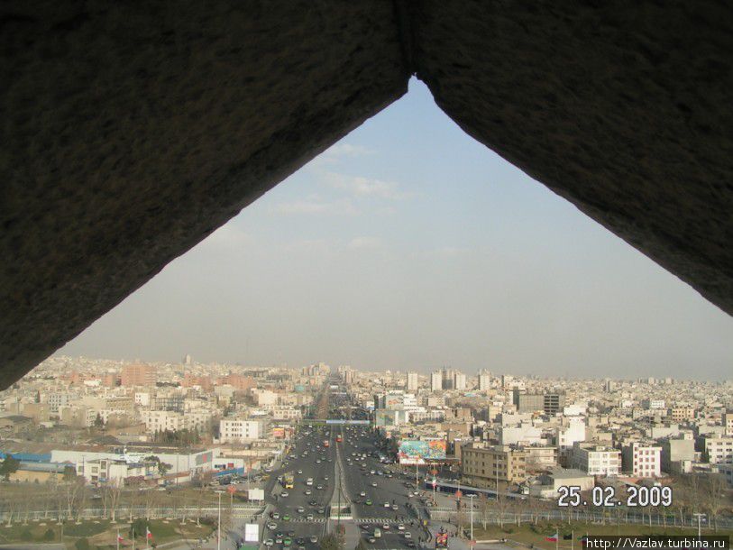 Взгляд как бы исподлобья Тегеран, Иран