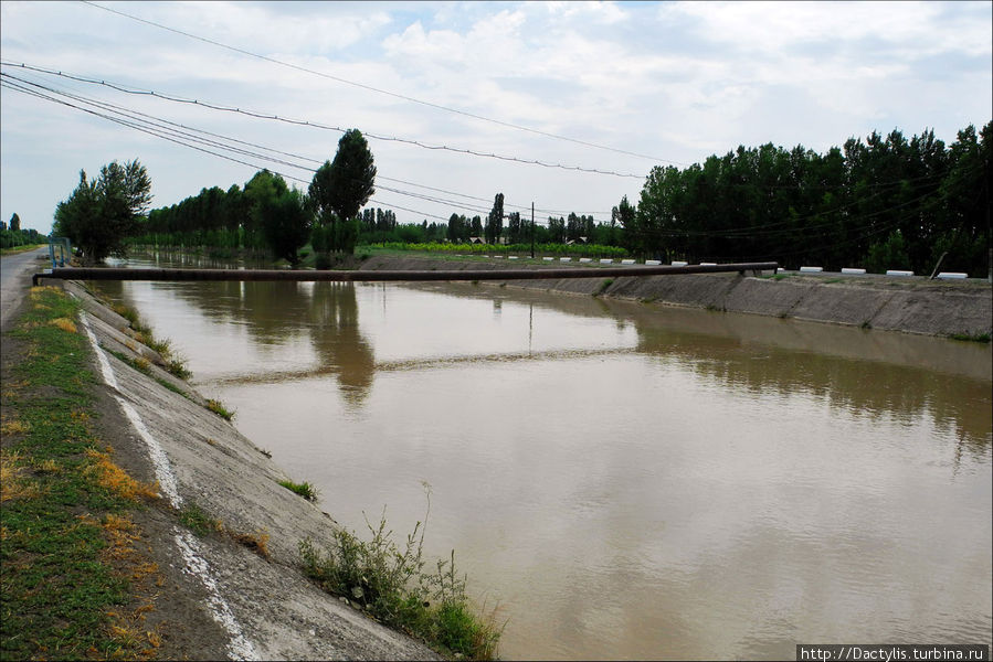 Южный Ферганский магистральный канал, был построен в 1940-1941 гг. сразу после строительства Большого Ферганского канала. Служит источником для орошения фермерских хозяйств, расположенных по его берегам Фергана, Узбекистан