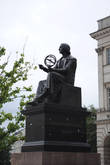 Памятников Копернику в Варшаве наверное десяток наберется