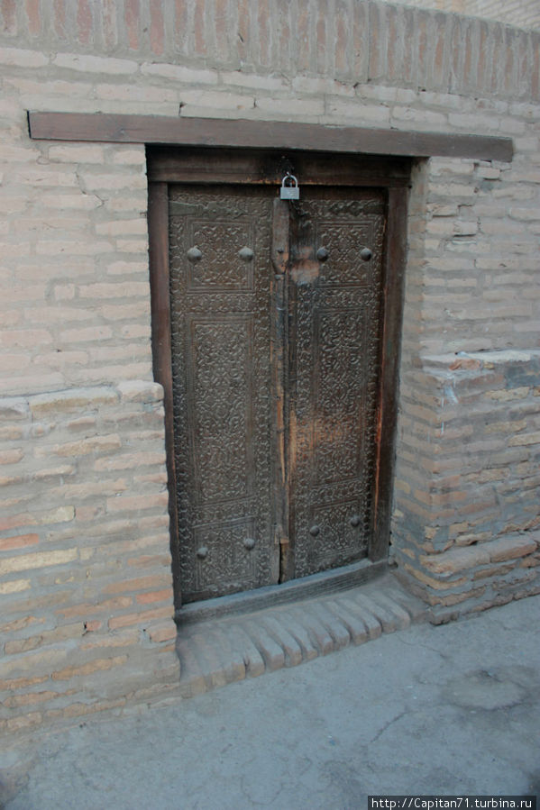 Старинные резные двери. Узбекистан
