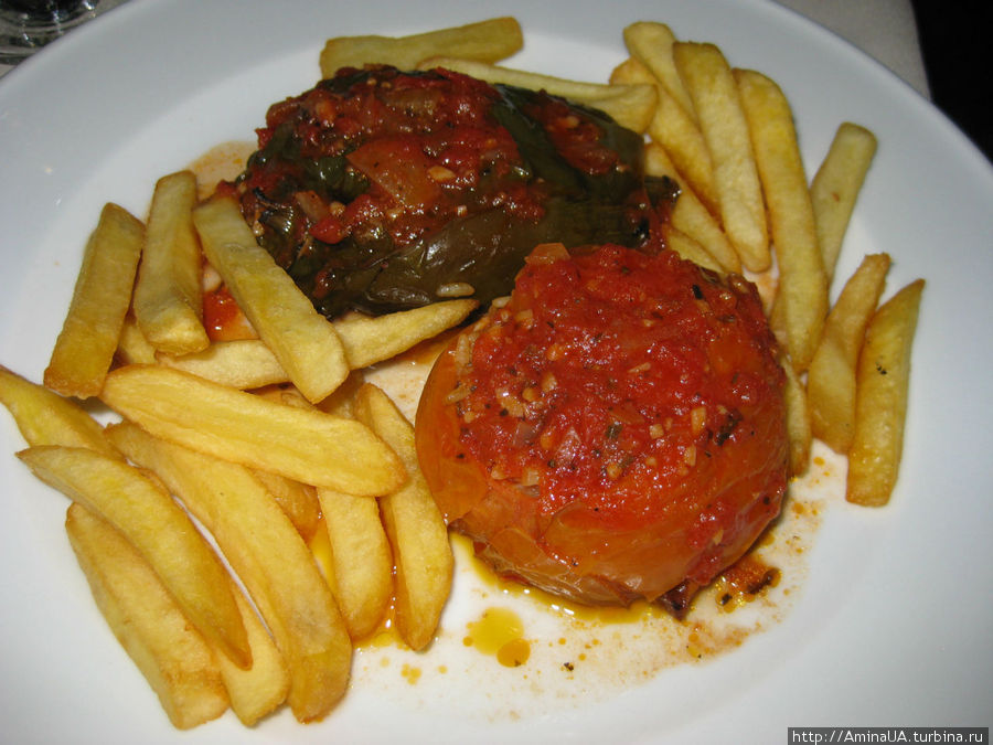 заказали фаршированные мясом помидоры Линдос, остров Родос, Греция