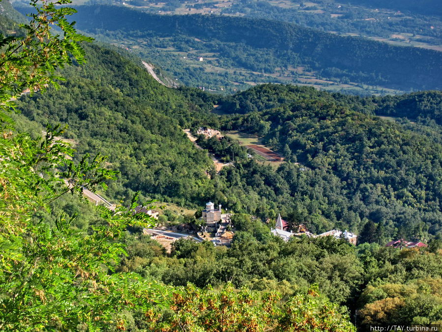 Вид со второго уровня монастырь Острог, Черногория