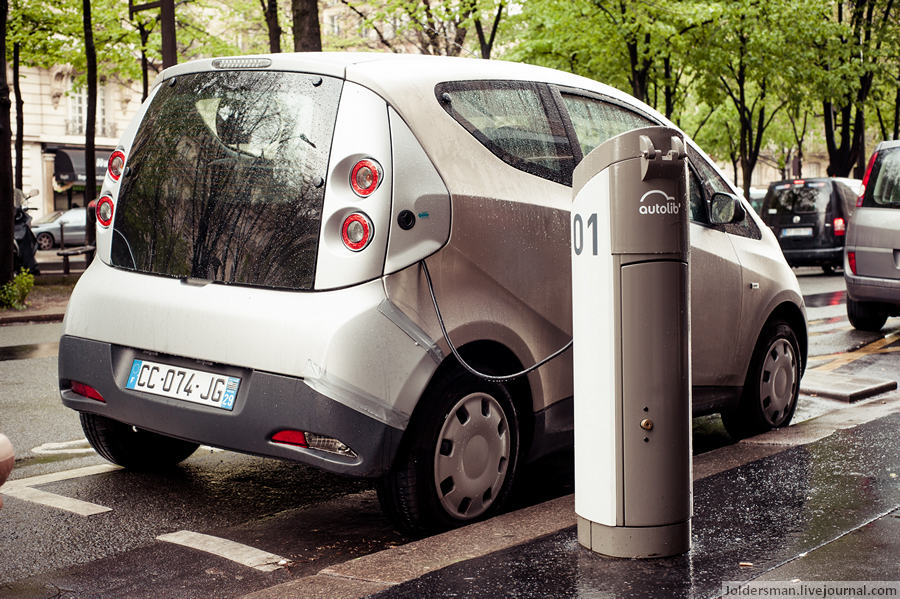 Электрозаправка для автомобилей, 21 век шагает по земле. Париж, Франция