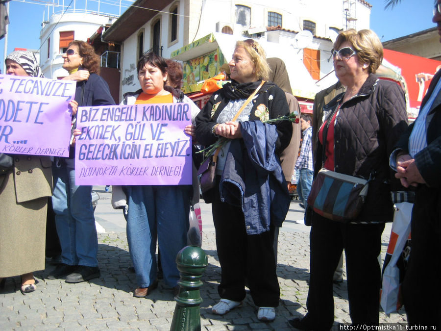 Новое выступление женщин по случаю 8 марта. Митинг в центре Анталия, Турция