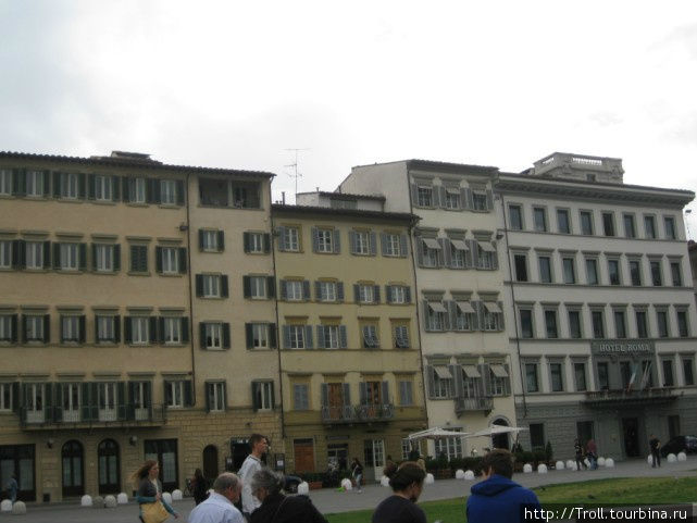 Стеной стоят частные дома разного времени постройки, но очень похожие друг на друга Флоренция, Италия