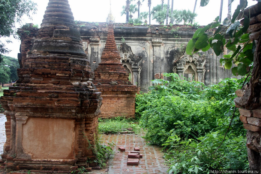 Руины кирпичного храма с кирпичным Буддой Мандалай, Мьянма