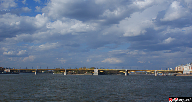 Мост Маргит. За ним угадывается одноимённый остров Будапешт, Венгрия