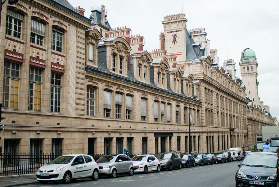 Здание одного из факультетов Сорбонны. Париж, Франция