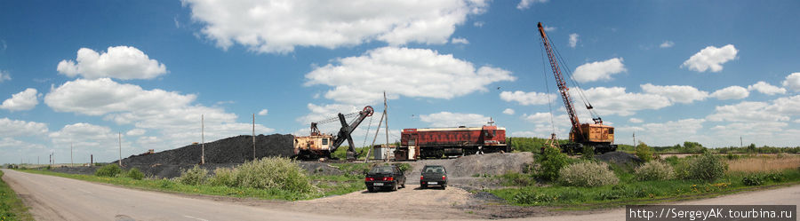Панорама угольного склада, сюда машинами привозят добытый уголь, а потом грузят его в вагоны Кимовск, Россия