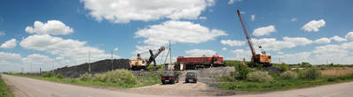 Панорама угольного склада, сюда машинами привозят добытый уголь, а потом грузят его в вагоны