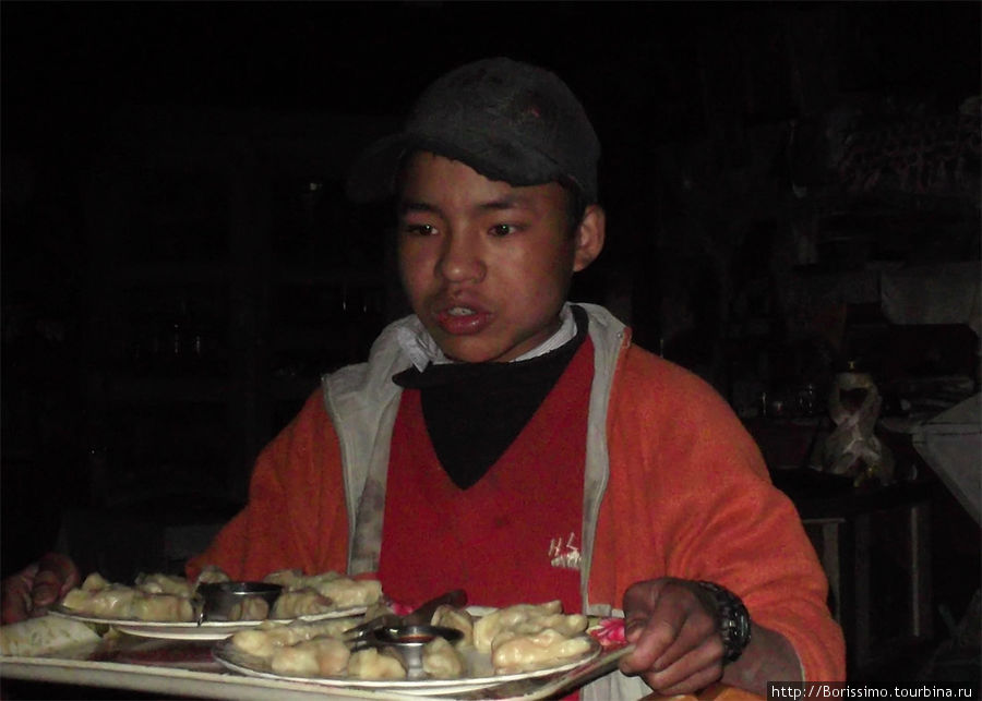 Юный официант, поварёнок и помощник на кухне.
Кому Момо? Непал